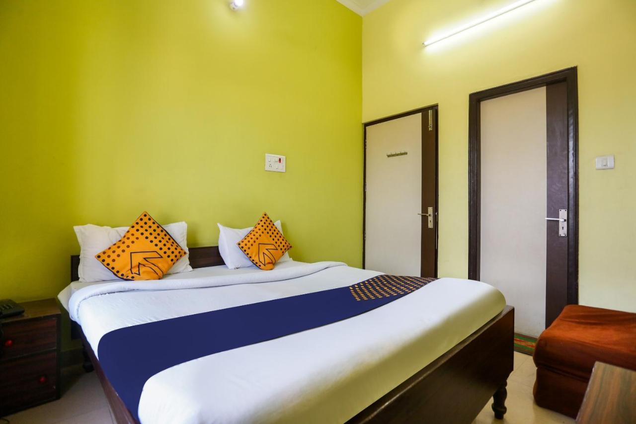 Spot On 72060 Hotel Kaushik Kakarmatha Exterior foto