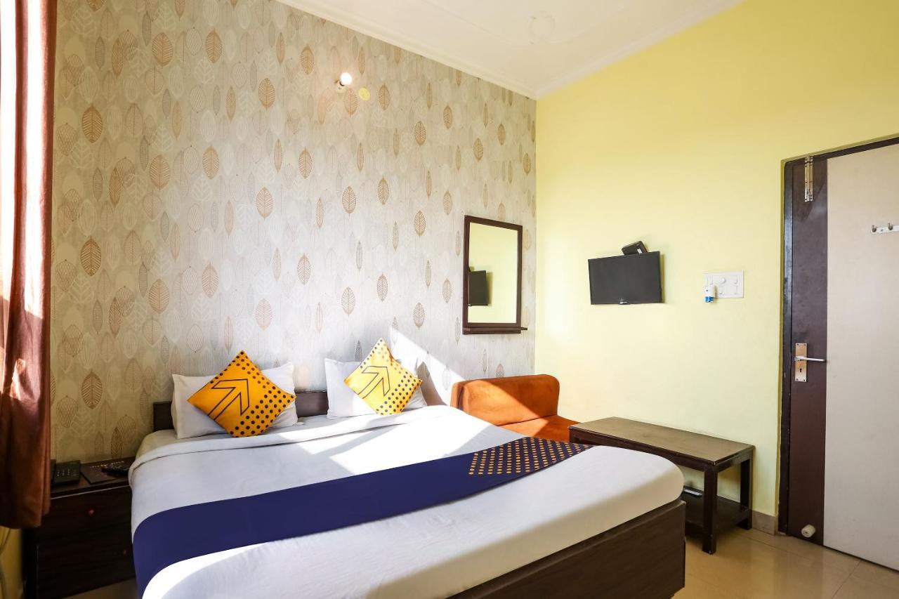 Spot On 72060 Hotel Kaushik Kakarmatha Exterior foto